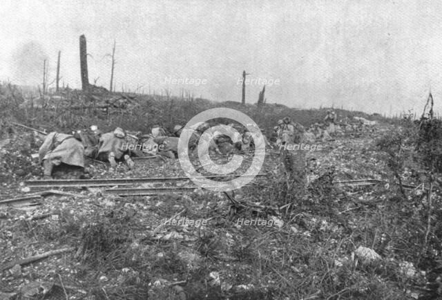 'Au Combat; Pres de la ferme du Bois-Labe, pris le 13 septembre: au cours de leur progression, nos h Creator: Unknown.