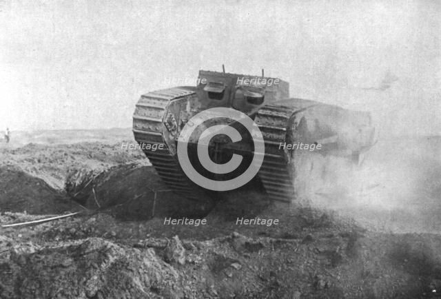 'Au Combat; Un tank en action: sa tourelle gauche est armee d'un petit canon marine a tir rapide', 1 Creator: Unknown.