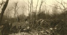 Au Bois Des Caures; En soutien a la corne Sud du bois, le meme matin, des elements..., 1916 (1924) Creator: Unknown