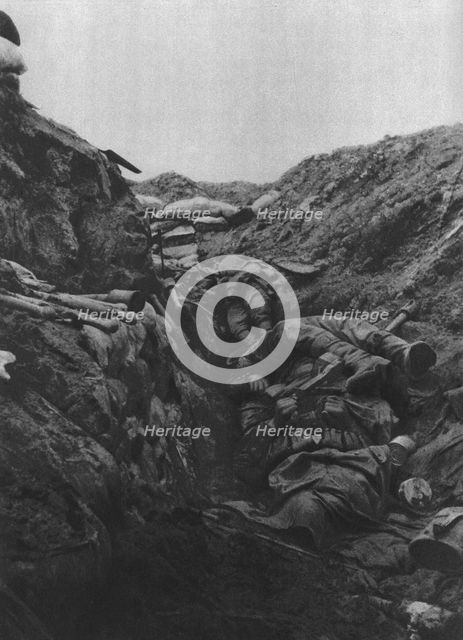 ''Au pied du Mort-Homme; un element de tranchee repris a l'ennemi', 1916 (1924) Creator: Unknown.