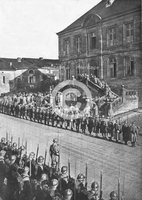 'Au quartier general d'armee du general Nivelle; le prince Arthur de Connaught, cousin..., 1916. Creator: Unknown.