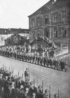 Au quartier general d'armee du general Nivelle; le prince Arthur de Connaught, cousin..., 1916. Creator: Unknown