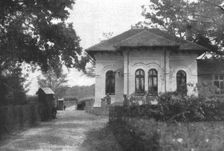 Au quartier general du roi de Roumanie; le pavillon de chasse roi Ferdinandet le prince..., 1916. Creator: Unknown