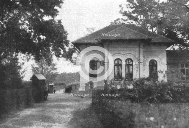 'Au quartier general du roi de Roumanie; le pavillon de chasse roi Ferdinandet le prince..., 1916. Creator: Unknown.