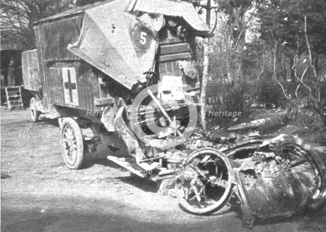 'Au Volant; Auto sanitaire don’t l'avant a ete broye; des volontaires de la S. S. 113..., 1916. Creator: Unknown.