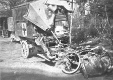 Au Volant; Auto sanitaire don’t l'avant a ete broye; des volontaires de la S. S. 113..., 1916. Creator: Unknown