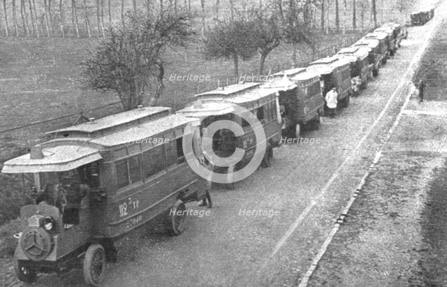'Au Volant; les autobus de Paris affectes aux transports de troupes', 1918. Creator: Unknown.
