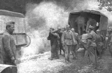 Au Volant; Ravitaillement en munitions d'une batterie en action 1918. Creator: Unknown