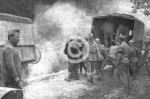 'Au Volant; Ravitaillement en munitions d'une batterie en action', 1918. Creator: Unknown.