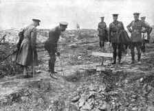 Autour de la Bataille; le roi George V avait tenu a se rendre au milieu de ses jeunes.., 1916 (1924 Creator: Unknown