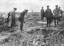 Autour de la Bataille; le roi George V avait tenu a se rendre au milieu de ses jeunes.., 1916 (1924 Creator: Unknown