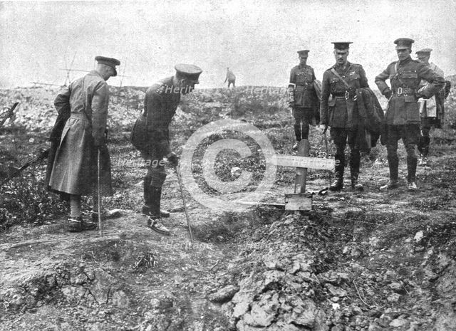 'Autour de la Bataille; le roi George V avait tenu a se rendre au milieu de ses jeunes.., 1916 (1924 Creator: Unknown.
