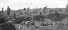 Autour de la bataille ; Les vainqueurs s'installent et s'organisent au milieu des anciennes tranche Creator: Unknown