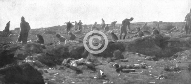 'Autour de la bataille ; Les vainqueurs s'installent et s'organisent au milieu des anciennes tranche Creator: Unknown.