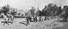 Autour de la bataille ; Une colonne de prisonniers bulgares: l'officier qui la precede, parlant par Creator: Unknown