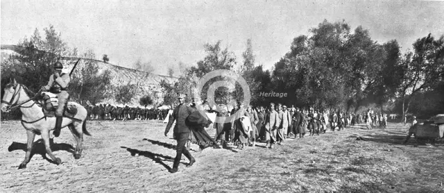 'Autour de la bataille ; Une colonne de prisonniers bulgares: l'officier qui la precede, parlant par Creator: Unknown.