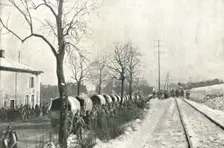 Autour de Verdun pendant la bataille; Sur la route, des camions automobiles amenant..., 1916 (1924) Creator: Unknown