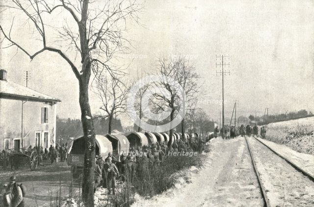 'Autour de Verdun pendant la bataille; Sur la route, des camions automobiles amenant..., 1916 (1924) Creator: Unknown.