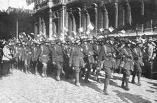'Aux armees Britanniques; L'arrivee a Marseille, le 7 mai, d'un contingent australien 1916 (1924) Creator: Unknown