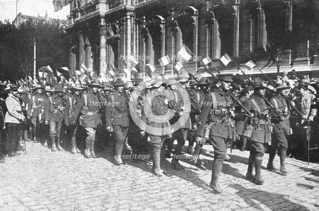 ''Aux armees Britanniques; L'arrivee a Marseille, le 7 mai, d'un contingent australien', 1916 (1924) Creator: Unknown.