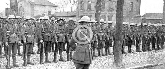 ''Aux armees Britanniques; Le nouveau casque anglais', 1916 (1924) Creator: Unknown.