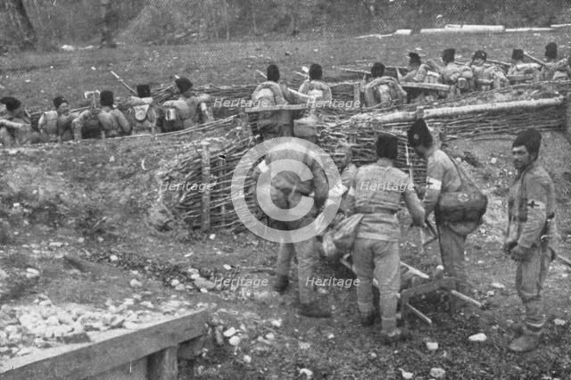 'Aux armees Roumaines ; Brancardiers emportant un blesse', 1916. Creator: Unknown.