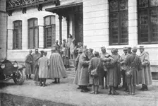 Aux armees Roumaines ; Officiers roumains interrogeant des prisonniers autrichiens 1916. Creator: Unknown