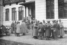 Aux armees Roumaines ; Officiers roumains interrogeant des prisonniers autrichiens 1916. Creator: Unknown