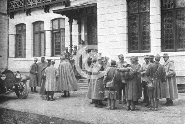 'Aux armees Roumaines ; Officiers roumains interrogeant des prisonniers autrichiens', 1916. Creator: Unknown.
