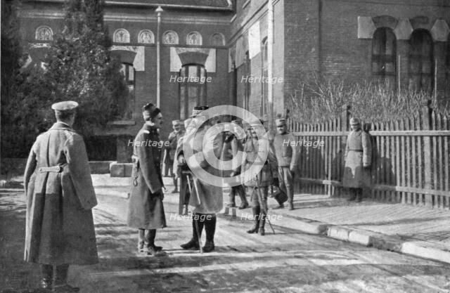 'Aux armees Roumaines ; le general Berthelot, chef de la mission militaire que la France a mise, ave Creator: Unknown.