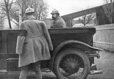 Aux armees Roumaines ; le roi Ferdinand dans son automobile ; aupres de lui, son fils Carol. Tous d Creator: Unknown