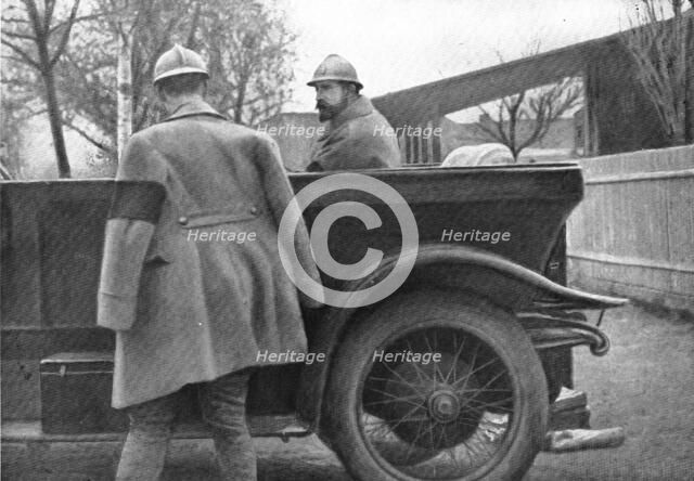 'Aux armees Roumaines ; le roi Ferdinand dans son automobile ; aupres de lui, son fils Carol. Tous d Creator: Unknown.