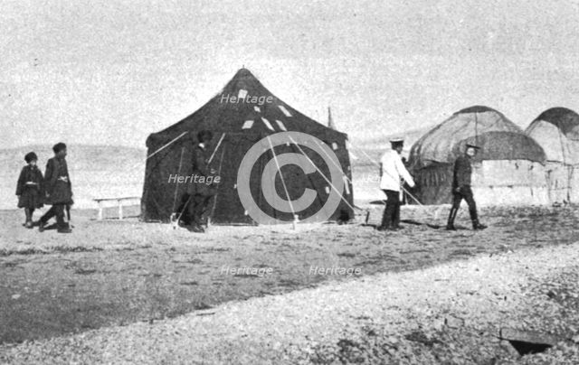 'Aux armees russes d'Asie; Un chef kurde vient au camp de l'etat-major russe', 1916. Creator: Unknown.