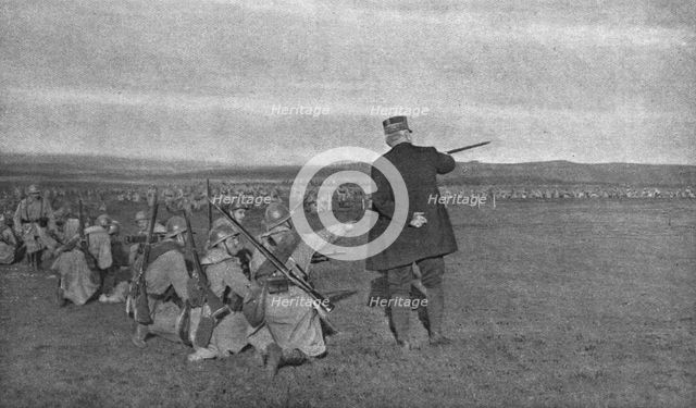 'Aux camps d'instruction de la classe 17; le generalissime et les jeunes mitrailleurs', 1916. Creator: Unknown.