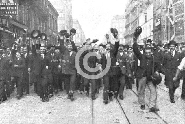 ''Aux cris de "Vive la France !", sa voiture est escortee jusqu'a l'Elysee', 1914. Creator: Unknown.