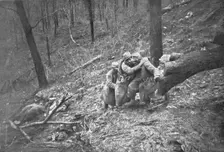 Aux Eparges; Ceux qui sont en etat de marcher rejoignent l'ambulance par leurs moyens...1915 (1924) Creator: Unknown
