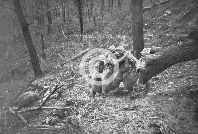 'Aux Eparges; Ceux qui sont en etat de marcher rejoignent l'ambulance par leurs moyens...1915 (1924) Creator: Unknown.