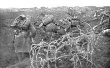 Aux Eparges; Au signal, les troupes ont bondi des boyaux et s'avancent 1915. Creator: Unknown