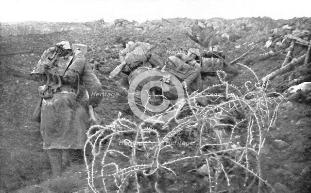 'Aux Eparges; Au signal, les troupes ont bondi des boyaux et s'avancent', 1915. Creator: Unknown.