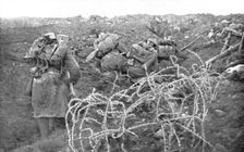 Aux Eparges; Au signal, les troupes ont bondi des boyaux et s'avancent 1915. Creator: Unknown