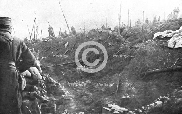 'Aux Eparges; Ils s'y organisent pour repousser le contre-attaque allemande', 1915. Creator: Unknown.