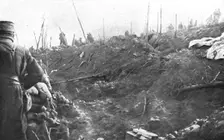 Aux Eparges; Ils s'y organisent pour repousser le contre-attaque allemande 1915. Creator: Unknown
