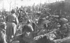 Aux Eparges; Progressant sous la mitraille, les sections de tete arrivent sur la position 1915. Creator: Unknown