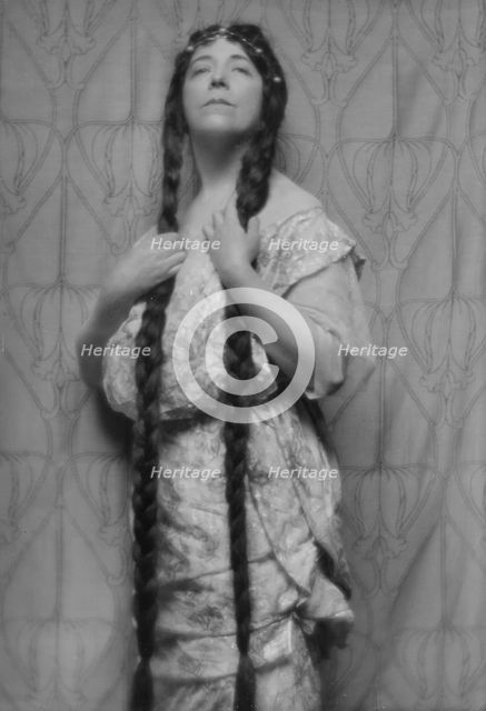 Auld, Gertrude (Mrs. Thomas), portrait photograph, ca. 1914. Creator: Arnold Genthe.