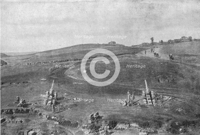 'Avec l'armee Serbe de la Tcherna; pieces francaises de 155 long en batterie appuyant..., 1916. Creator: Unknown.