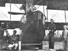 Aviateurs; L'enseigne de vaisseau Jean Roulier donnant ses derniers ordres 1916. Creator: Unknown