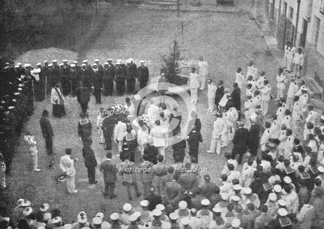 'Aviateurs; Les funerailles de L'aviateur Francais Jean Roulier', 1916. Creator: Unknown.