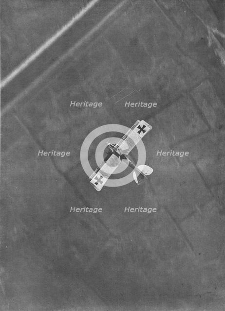 'Avion allemand photographie en plein vol par un aviateur Belge', 1916. Creator: Unknown.