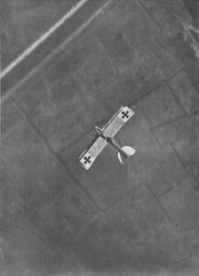 Avion allemand photographie en plein vol par un aviateur Belge 1916. Creator: Unknown