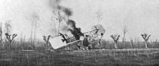Avion autrichien abattu; avion autrichien abattu en flammes par une batterie..., 1916. Creator: Unknown
